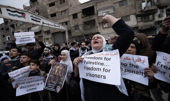 Suriye’nin başkenti Şam’da İsrail’in Filistinlilere yönelik idam cezası yasası protesto edildi