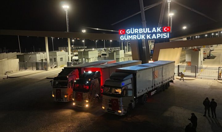 Türkiye Cumhuriyeti’nden tıbbi malzeme taşıyan 3 yardım tırı İran’a geçti