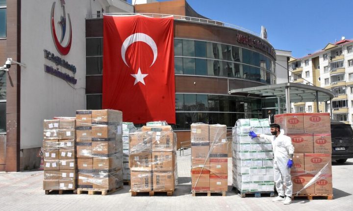 Türkiye Cumhuriyeti ‘nden İran’a tıbbi malzeme taşıyan 6 yardım tırı yola çıktı