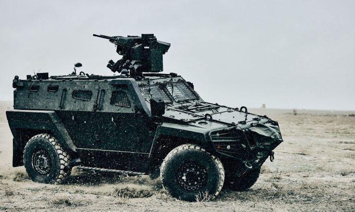 Uzaktan Komutalı Stabilize Silah Sistemi ASELSAN SARP, hassas keşif yeteneği ve etkin atış gücüyle sahada kendini kanıtlıyor.