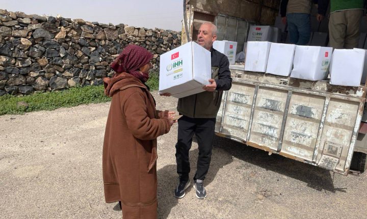 Türkiye Cumhuriyeti Merkezli İHH Yardım Vakfı Süveyda‘da Gıda Yardımında Bulundu