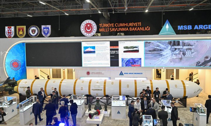 Türkiye Cumhuriyeti’nin bugüne kadar ürettiği en büyük füze sahnede: YILDIRIMHAN