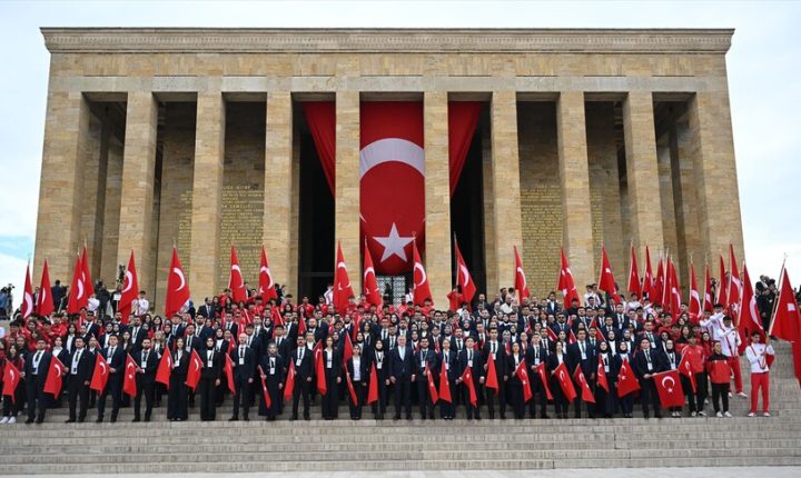 Yurdun 81 ilinden gelen gençler Anıtkabir’i ziyaret etti