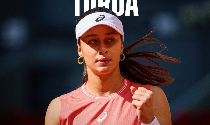 Milli tenisçimiz Zeynep Sönmez, Roma Masters ilk turunda Jennifer Ruggeri’yi 4-6, 6-2, 6-2’lik setlerle 2-1 mağlup ederek 2. tura yükseldi.