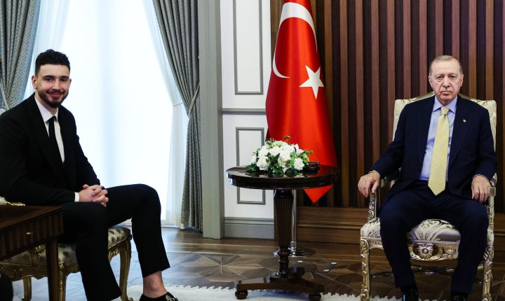 Türkiye Cumhuriyeti Cumhurbaşkanı Recep Tayyip Erdoğan, #NBA takımlarından Houston Rockets’ta forma giyen milli basketbolcu Alperen Şengün’ü kabul etti