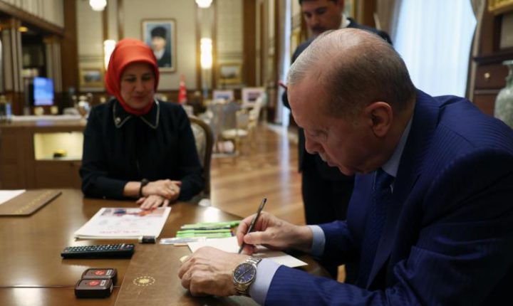 Türkiye Cumhuriyeti Cumhurbaşkanı Erdoğan, Türk Kızılay’a kurban bağışı yaptı