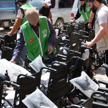 İHH, Suriye’de savaş mağduru 228 engelliye elektrikli sandalye dağıttı