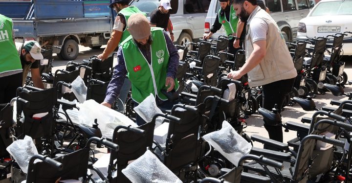 İHH, Suriye’de savaş mağduru 228 engelliye elektrikli sandalye dağıttı