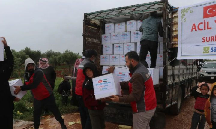 Sadakataşı Derneği İdlib’de 550 Aileye Gıda Yardımı Yaptı