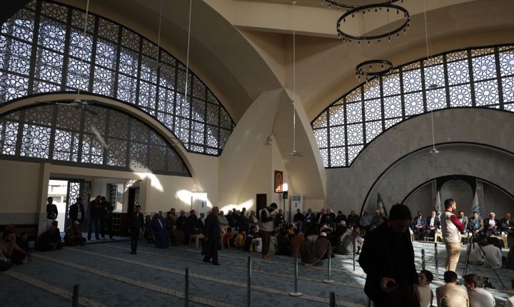 Şam’da Tarihi Camii Yeniden İbadete Açıldı