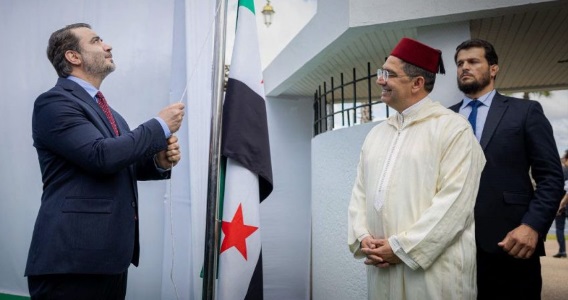 Suriye Dışişleri Bakanı Şeybani, Rabat’taki Suriye Büyükelçiliğinde Suriye Bayrağını Göndere Çekti