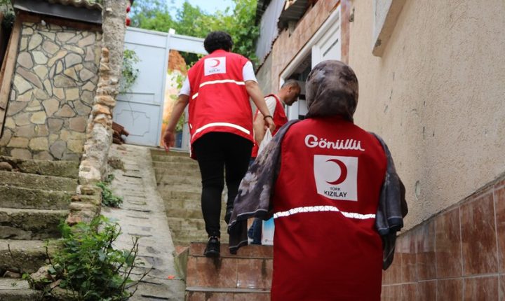 Türk Kızılay, ihtiyaç sahiplerine kurban eti dağıttı