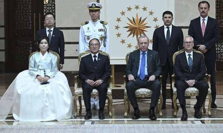 Büyükelçilerden Türkiye Cumhuriyeti Cumhurbaşkanı Erdoğan’a güven mektubu