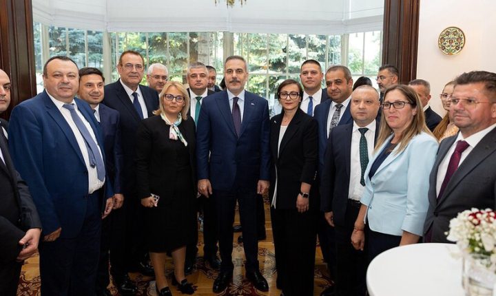 Bakan Fidan, Bulgaristan’daki Türk iş insanları ve soydaş siyasetçilerle görüştü