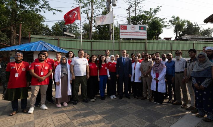 Bakan Fidan, Bangladeş’in Cox’s Bazar’daki mülteci kamplarını ziyaret etti
