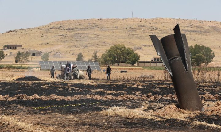İsrail’in imha ettiği İran’a ait füze parçaları Şam kırsalında çiftçilerin ekinlerine zarar verdi