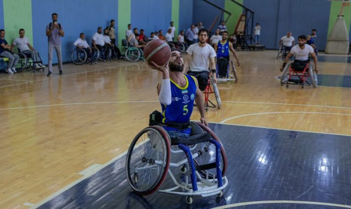 İç savaşta bacaklarını kaybeden Suriyeli basketbolla hayata tutundu